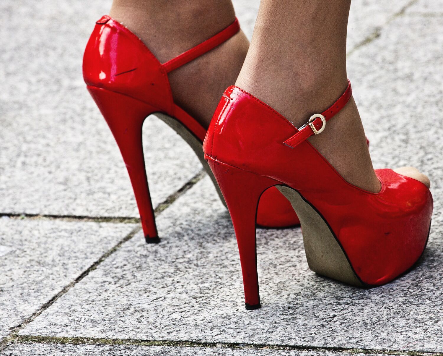 Sapatos de salto alto vermelhos